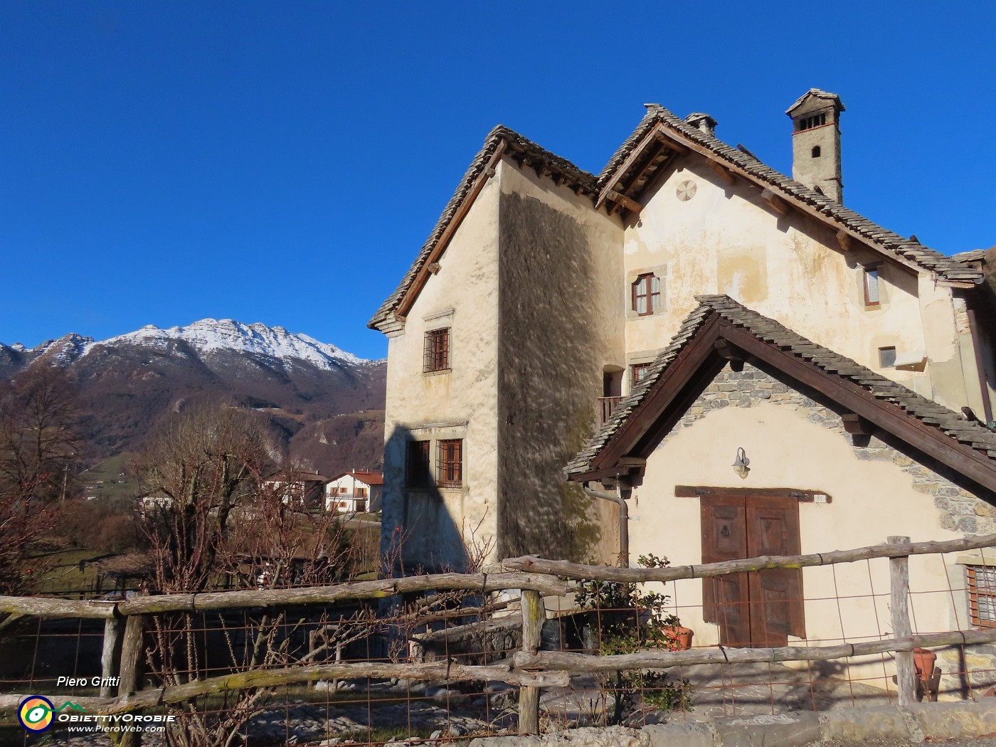 12 I caratteristici tetti a piode di Arnosto.JPG